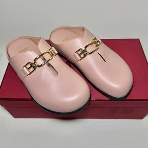 Bally
Francine leather slippers